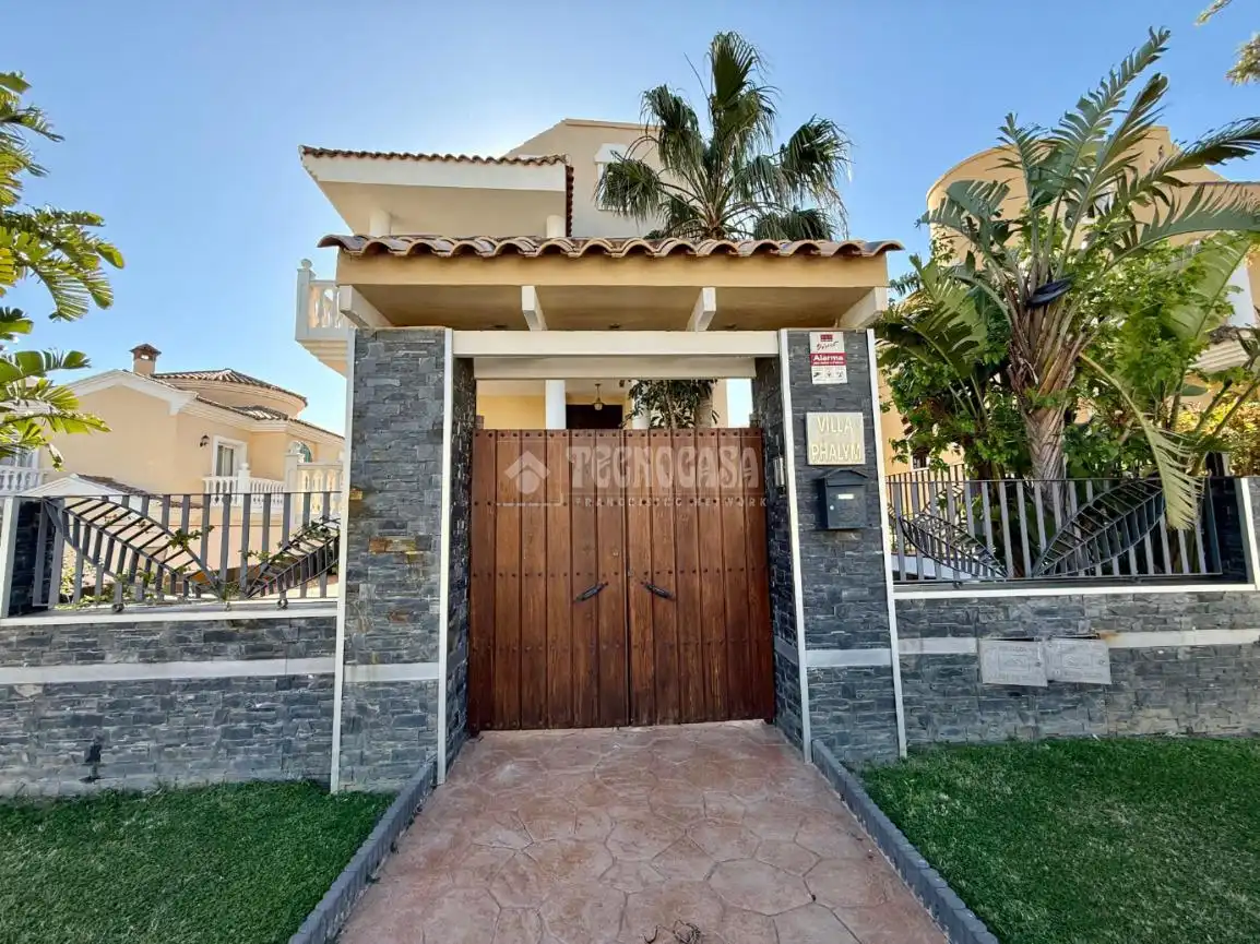 Vista exterior de Casa o xalet en venda en Benalmádena amb Aire condicionat, Jardí privat i Terrassa