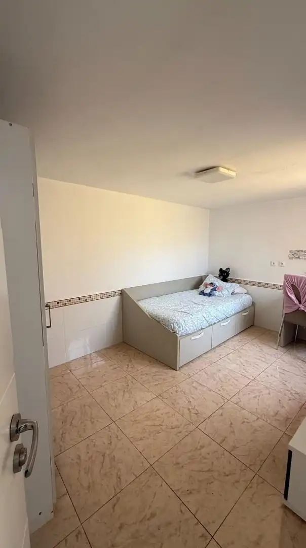 Dormitori de Casa adosada en venda en Cornellà de Llobregat amb Aire condicionat, Calefacció i Terrassa