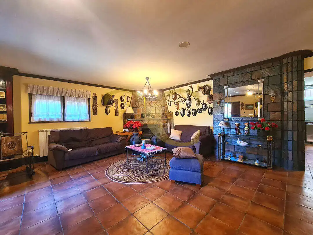 Sala d'estar de Casa o xalet en venda en Oviedo  amb Calefacció, Jardí privat i Terrassa