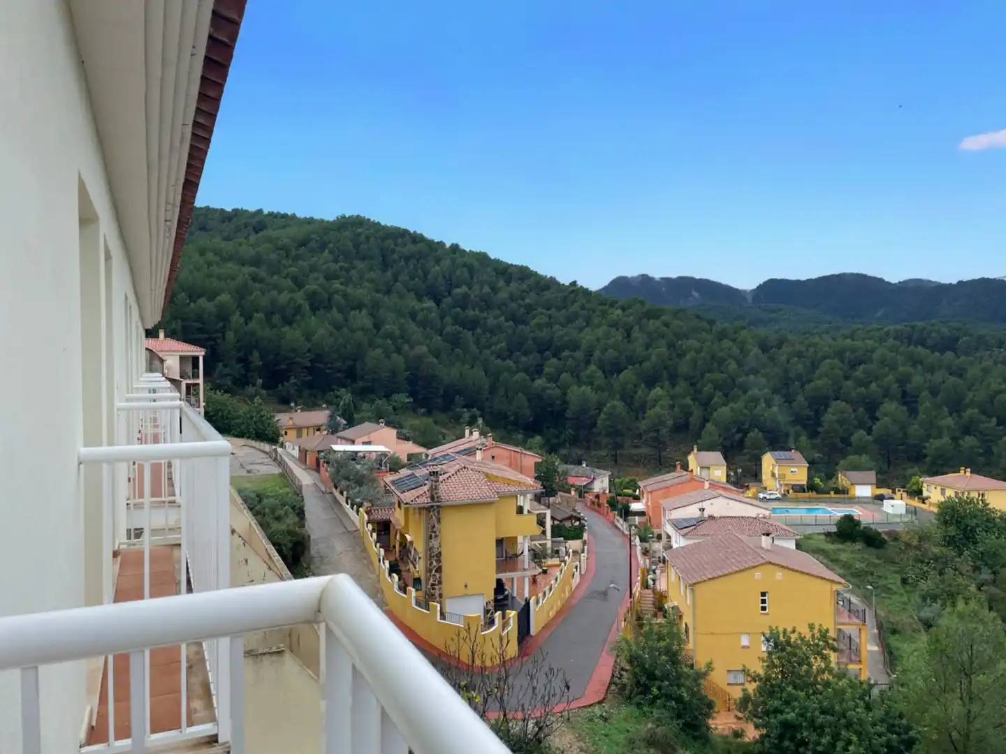 Außenansicht von Einfamilien-Reihenhaus zum Verkauf in Sueras / Suera mit Terrasse