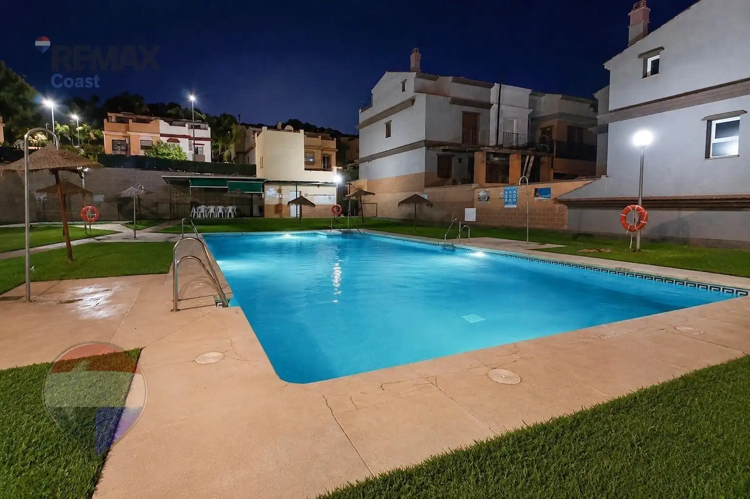 Piscina de Casa adosada en venda en Cártama amb Piscina comunitària