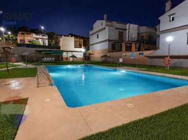 Adosado con piscina en venta en CARMEN MARTIN GAITE
