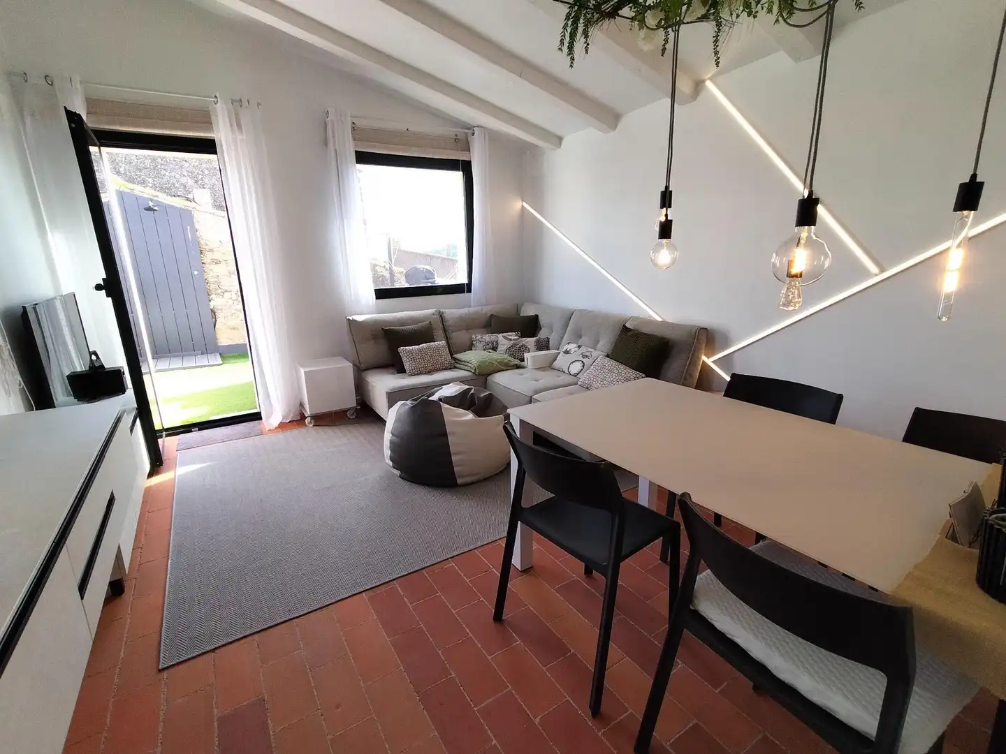 Sala d'estar de Àtic de lloguer en Ullastret