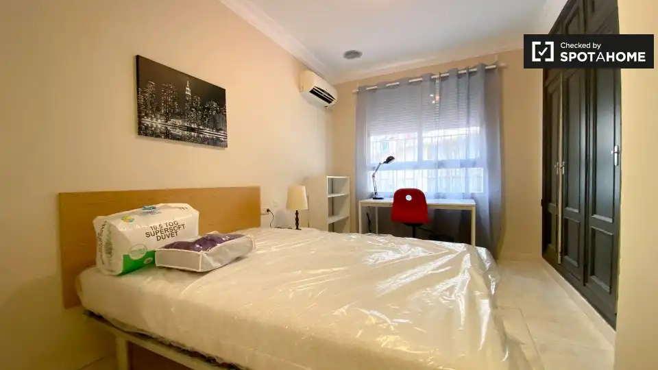 Dormitori de Pis de lloguer en Valencia amb Aire condicionat, Calefacció i Moblat