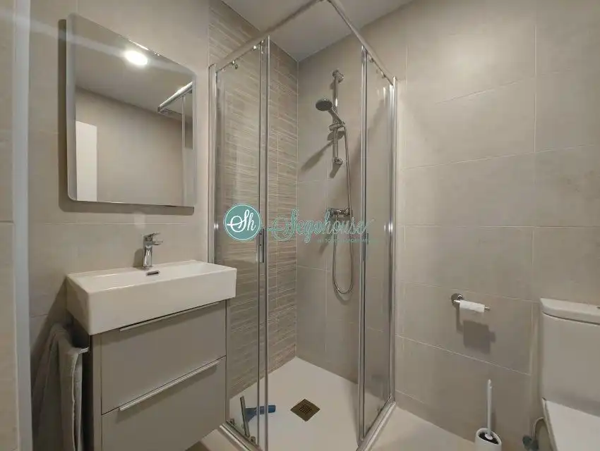 Badezimmer von Wohnung zur Miete in Segovia mit Heizung, Terrasse und Abstellraum