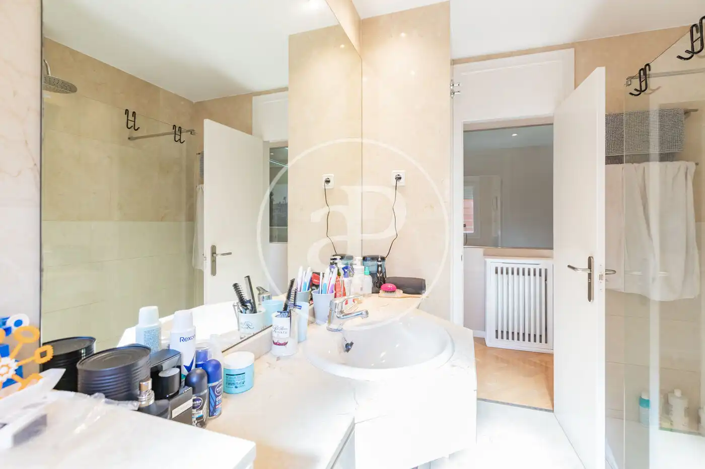 Baño de Casa adosada en venta en Madrid con Aire acondicionado, Calefacción y Jardín privado