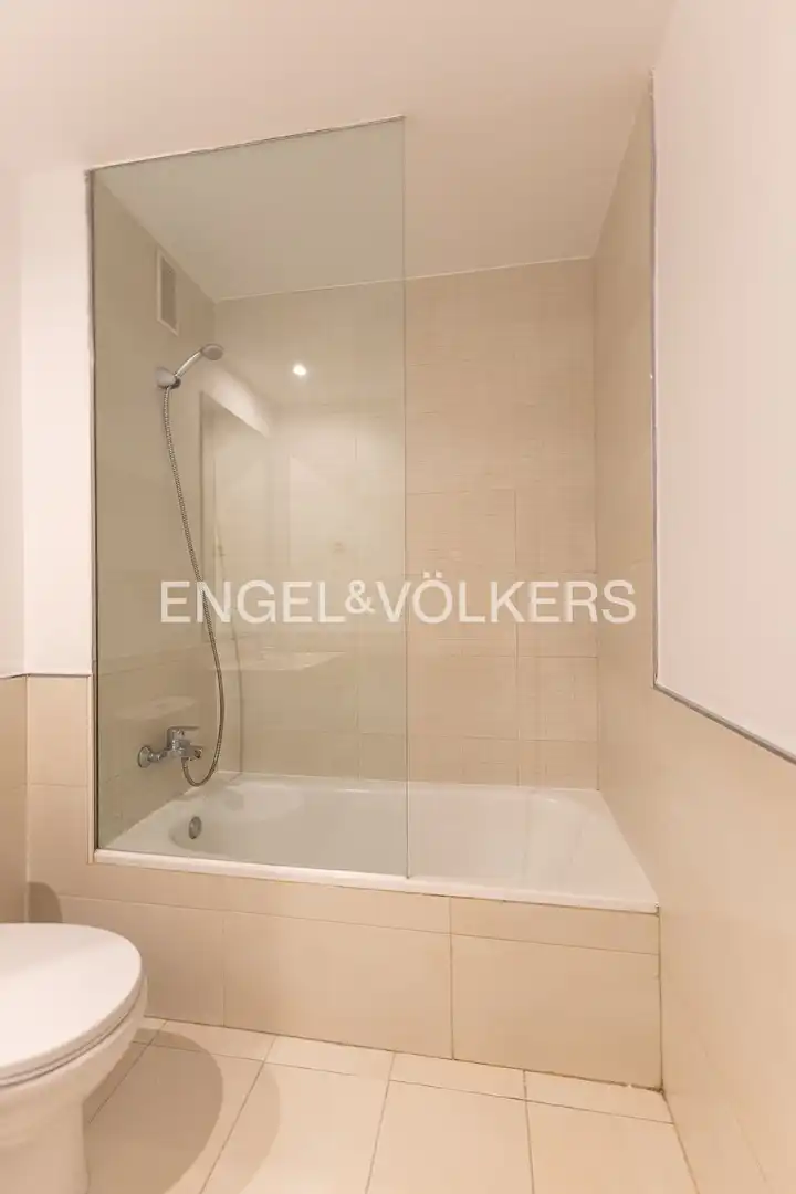 Baño de Piso en venta en Madrid con Aire acondicionado, Calefacción y Jardín privado