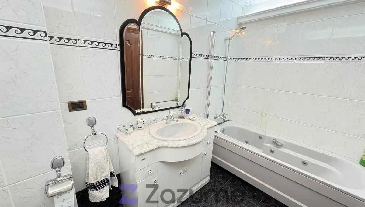 Baño de Dúplex de alquiler en Noja con Jardín privado, Terraza y Piscina