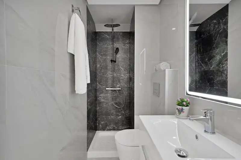 Badezimmer von Wohnungen zur Miete in Marbella mit Klimaanlage, Heizung und Privatgarten