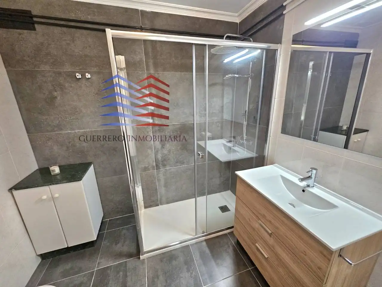 Baño de Piso de alquiler en Ourense Capital  con Calefacción, Parquet y Alarma