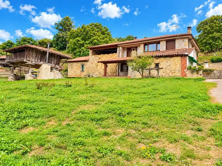 Casa amb terrassa en venda a Candamo