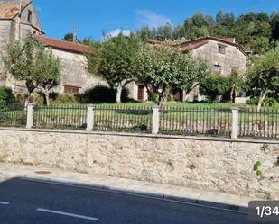 Vista exterior de Casa adosada en venda en A Lama   amb Jardí privat, Terrassa i Moblat