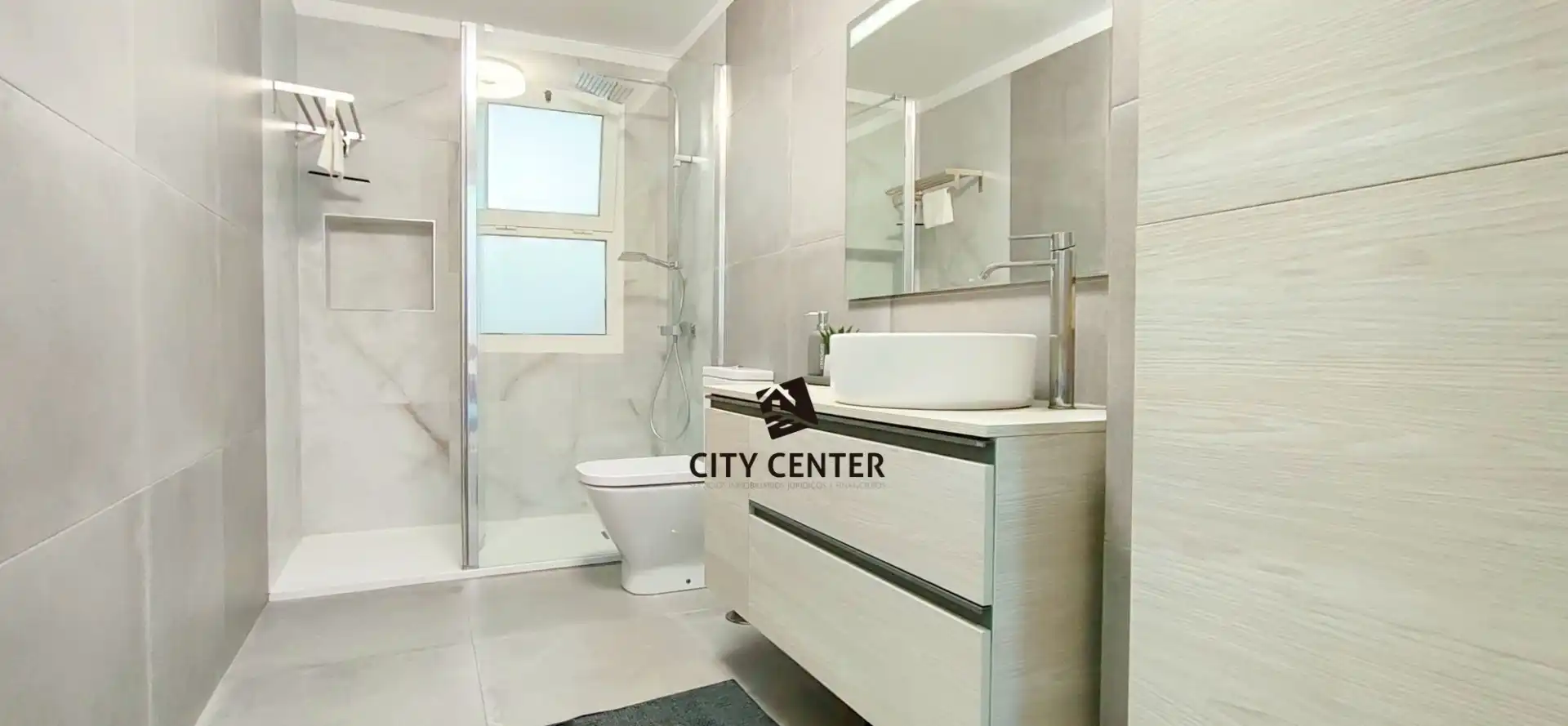 Baño de Piso en venta en Arona con Terraza y Amueblado