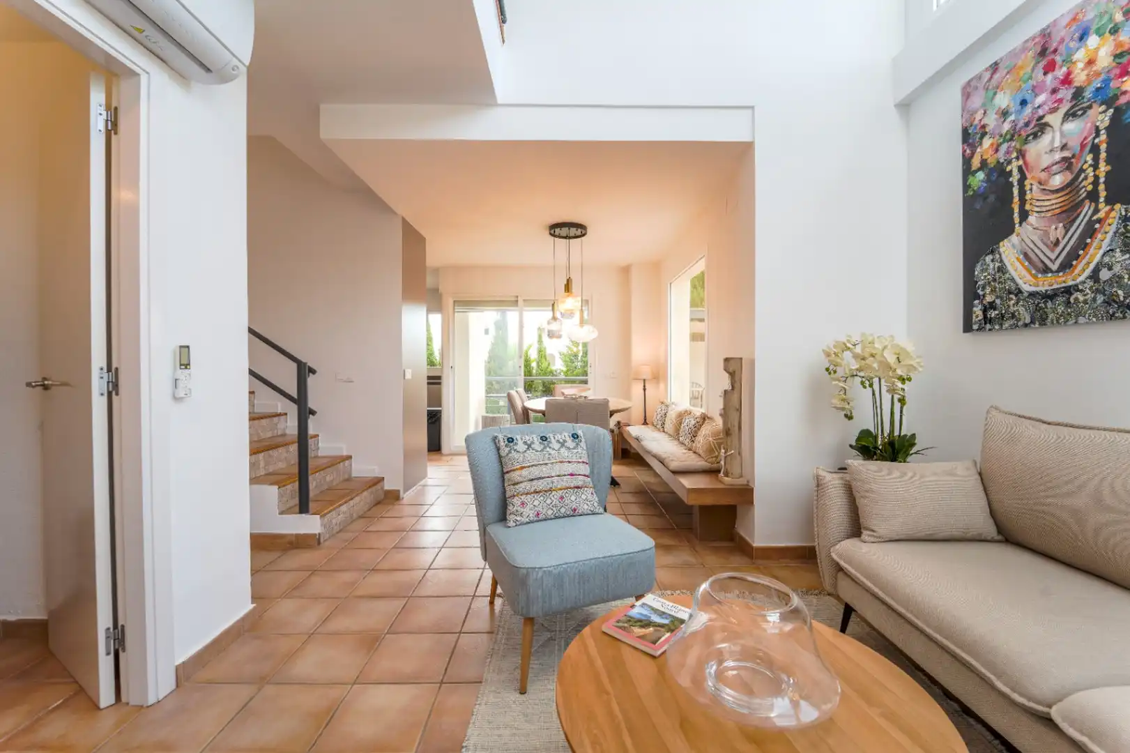 Wohnzimmer von Einfamilien-Reihenhaus zum Verkauf in L'Alfàs del Pi mit Klimaanlage, Heizung und Privatgarten