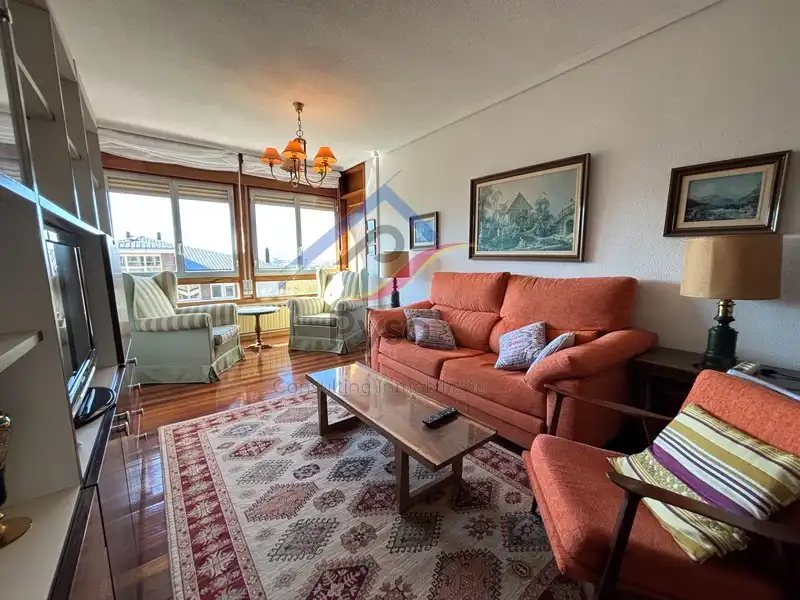 Sala d'estar de Pis de lloguer en Santander amb Calefacció, Parquet i Moblat