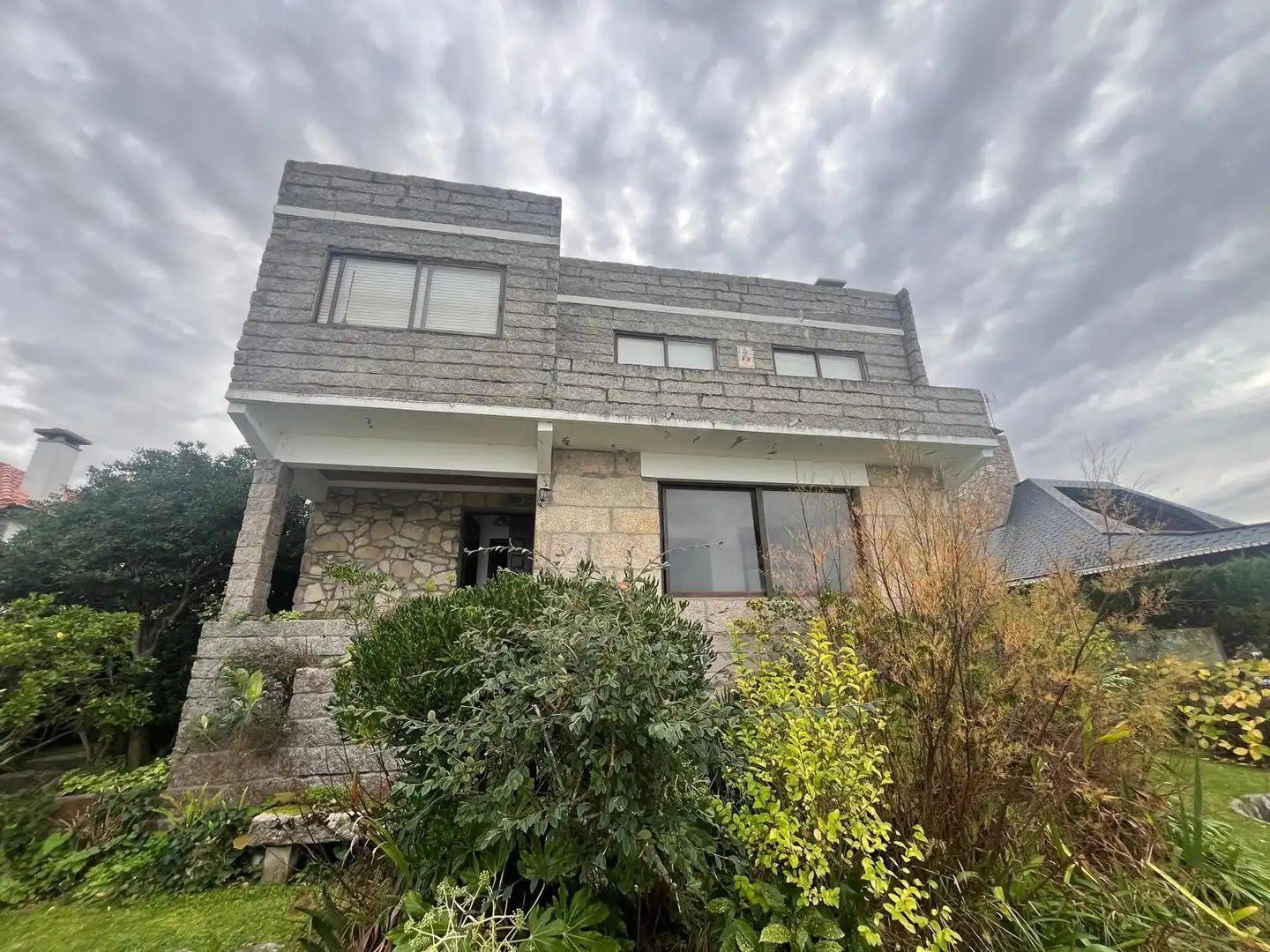 Vista exterior de Casa o xalet en venda en Vigo  amb Jardí privat, Terrassa i Traster