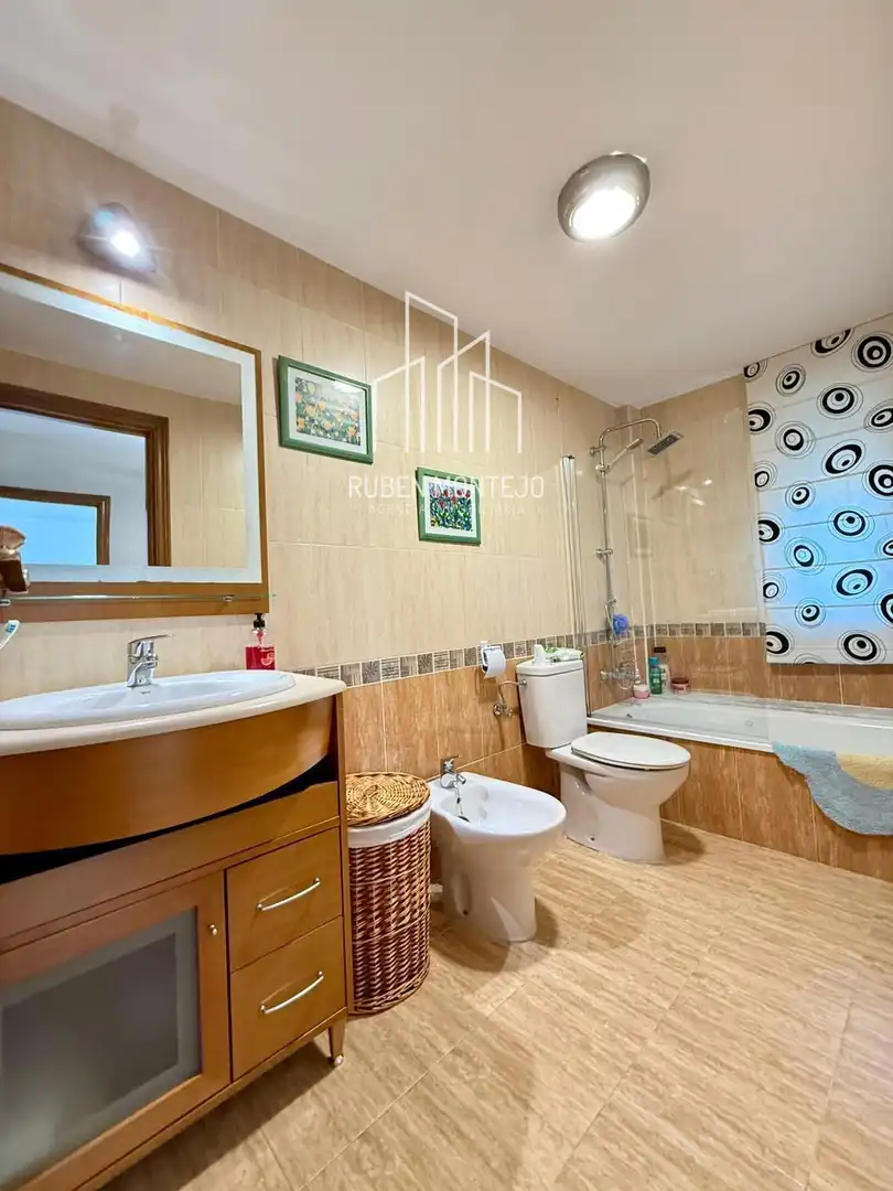 Badezimmer von Einfamilien-Reihenhaus zum Verkauf in Matilla de los Caños del Río mit Heizung, Privatgarten und Terrasse