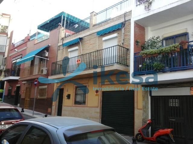 Exterior view of Single-family semi-detached for sale in San Juan de Aznalfarache  with Private garden and Terrace