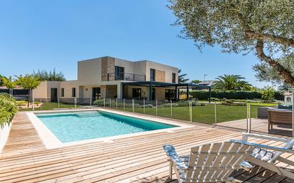 Piscina de Casa o xalet en venda en Boadilla del Monte amb Aire condicionat, Terrassa i Piscina