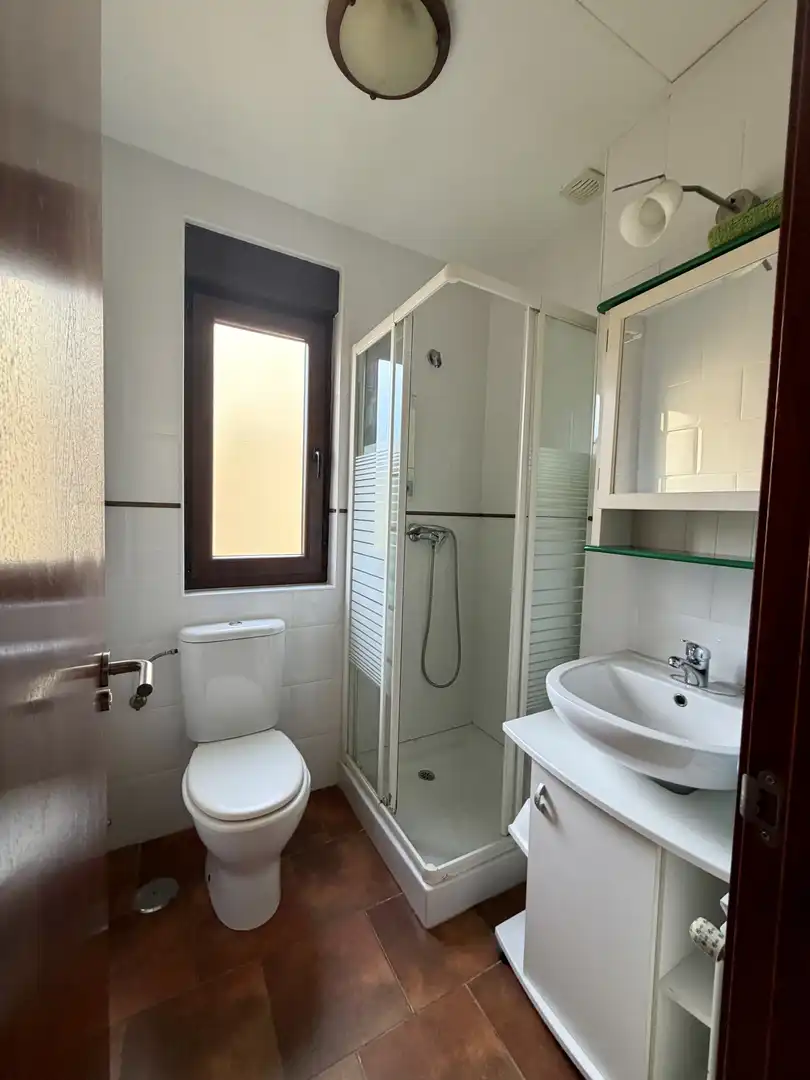 Badezimmer von Einfamilien-Reihenhaus zur Miete in San Roque de Riomiera mit Heizung und Privatgarten