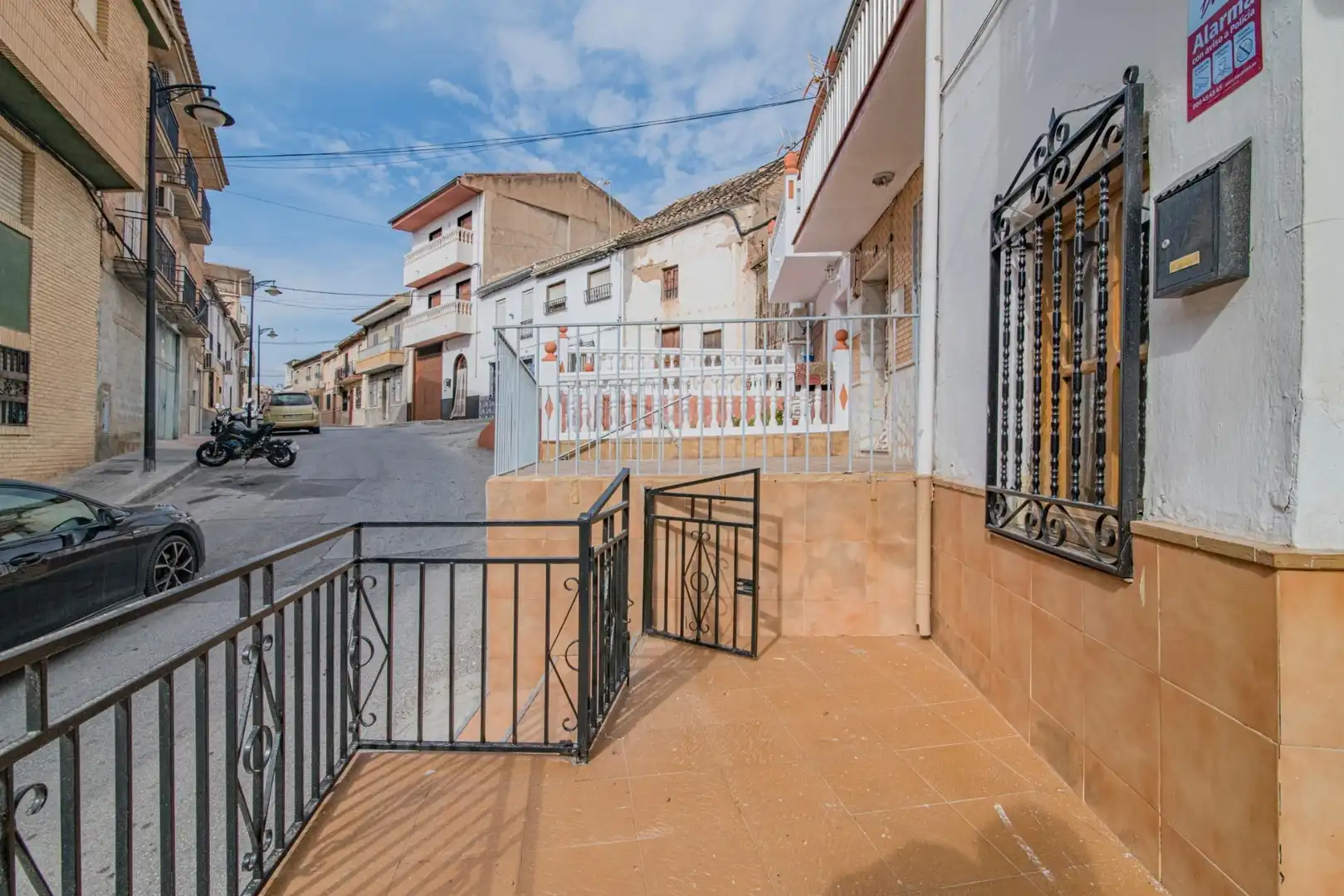 Vista exterior de Casa adosada en venta en Pinos Puente con Terraza, Trastero y Balcón