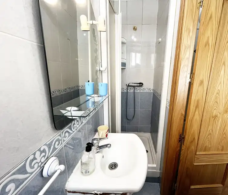 Bathroom of Flat for sale in Madrid  with Air Conditioner, Heating and Parquet flooring