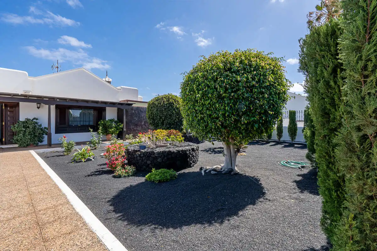 Vista exterior de Casa o xalet en venda en Arrecife amb Jardí privat i Piscina