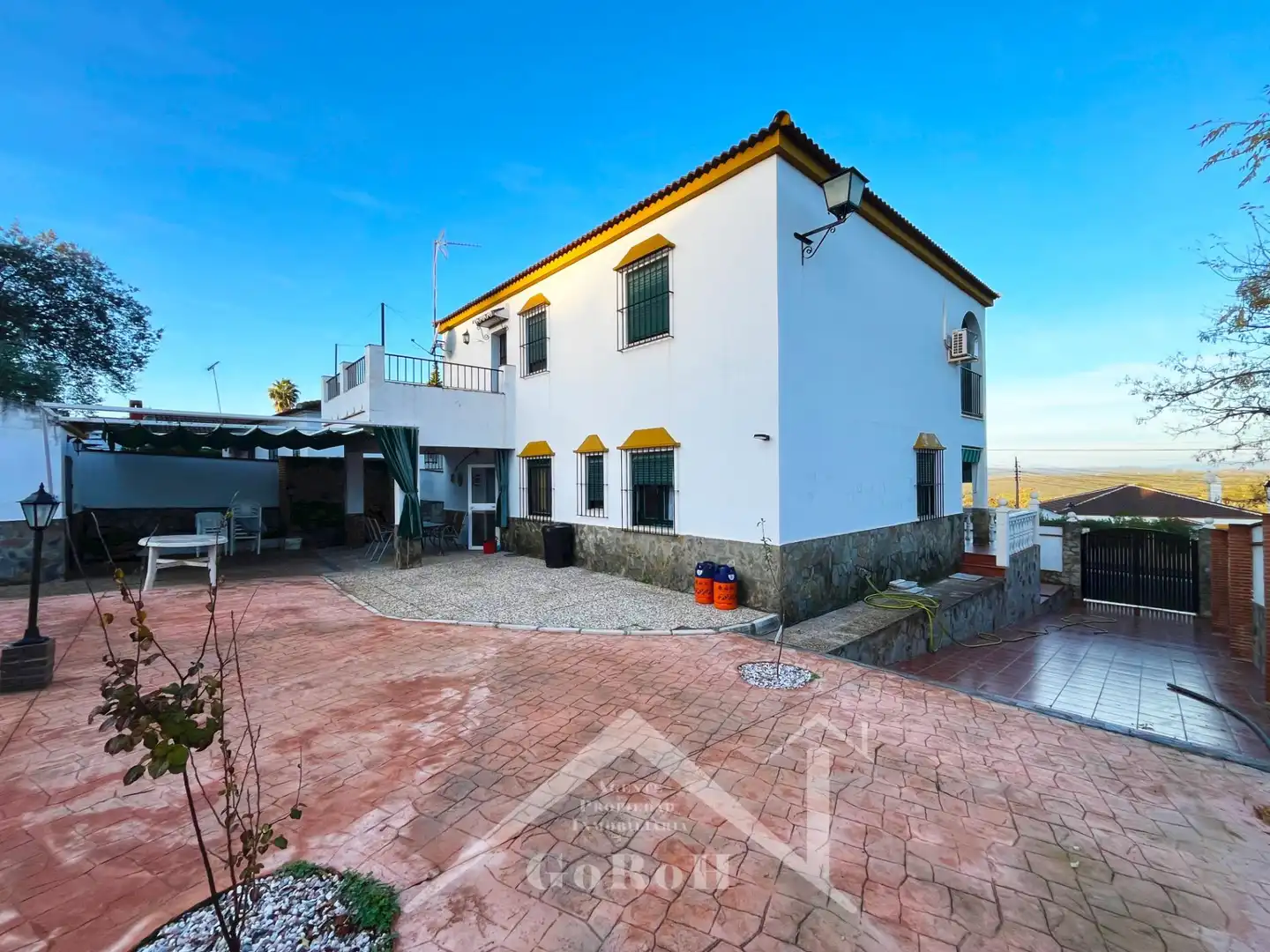 Vista exterior de Casa o xalet en venda en Castilblanco de los Arroyos amb Aire condicionat, Jardí privat i Terrassa