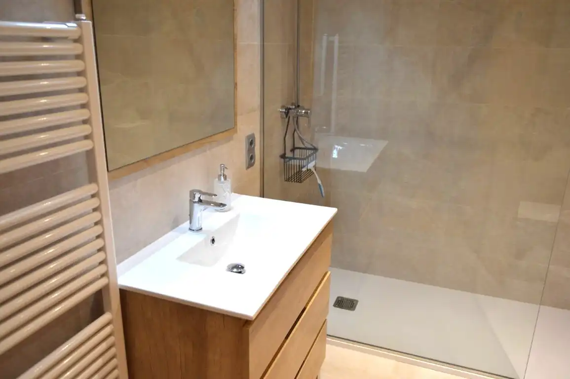Baño de Apartamento de alquiler en Alp con Calefacción, Parquet y Terraza