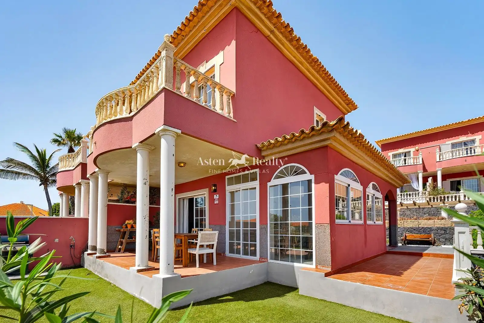 Casa aparellada amb piscina en venda a Juan Carlos I 115