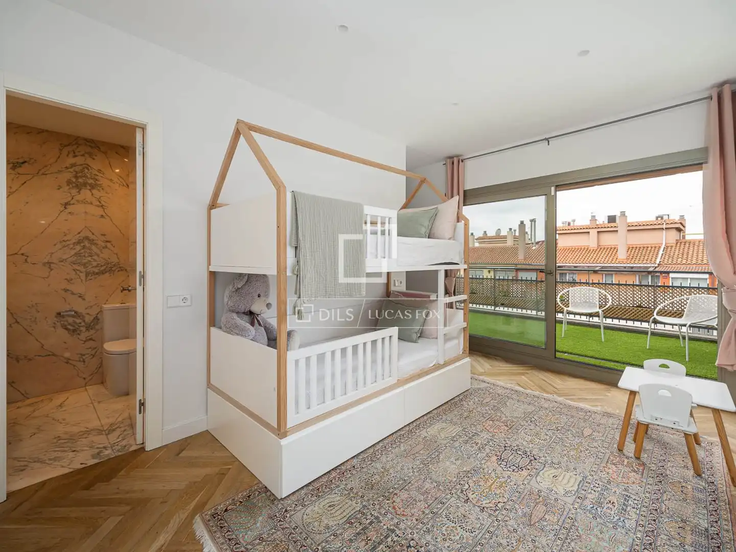 Schlafzimmer von Dachboden zum Verkauf in Barcelona mit Klimaanlage, Terrasse und Balkon