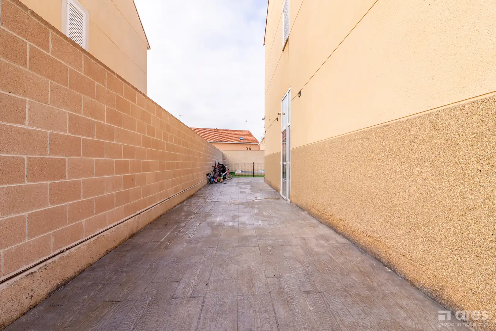 Parking of Detached homes for sale in El Viso de San Juan  with Air Conditioner, Heating and Private garden
