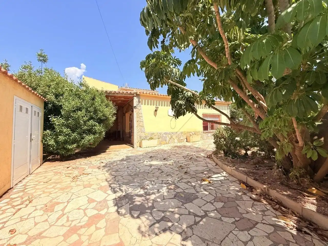 Vista exterior de Casa o xalet en venda en L'Alfàs del Pi amb Aire condicionat, Calefacció i Jardí privat