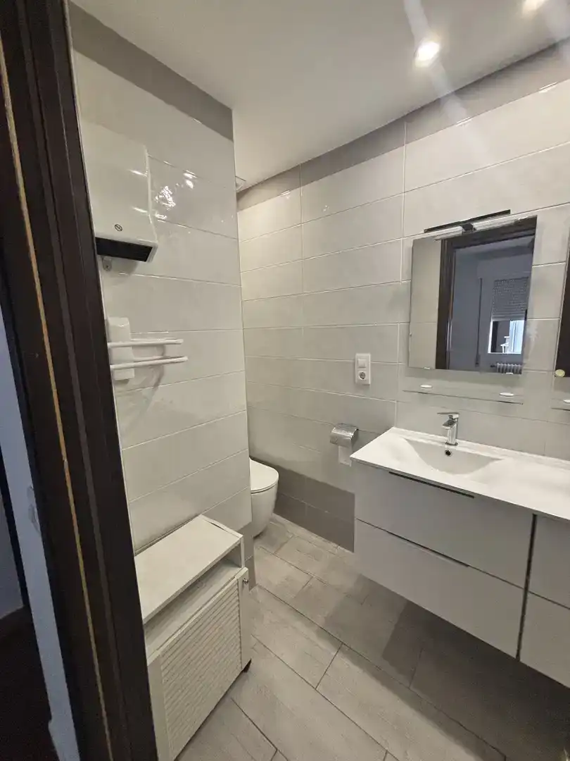 Badezimmer von Wohnung zur Miete in Trujillo mit Klimaanlage, Parkett und Möbliert