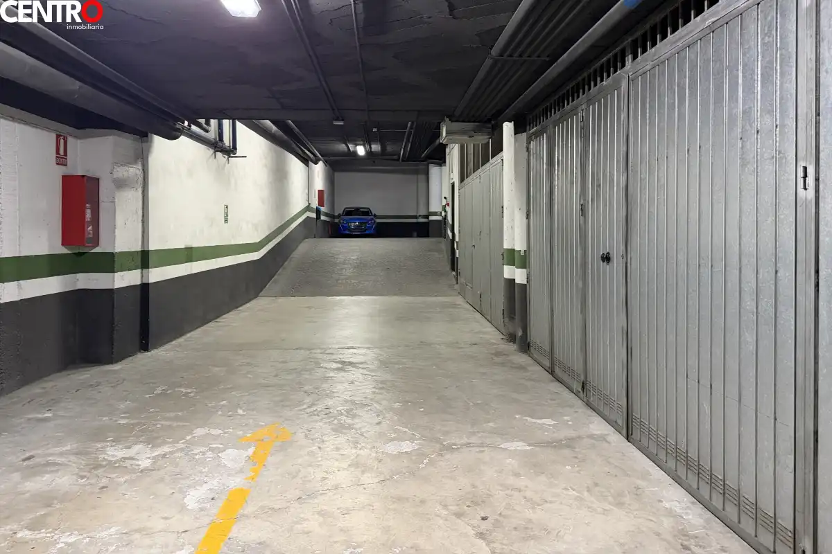 Parking de Piso en venta en Granada con Aire acondicionado, Calefacción y Jardín privado