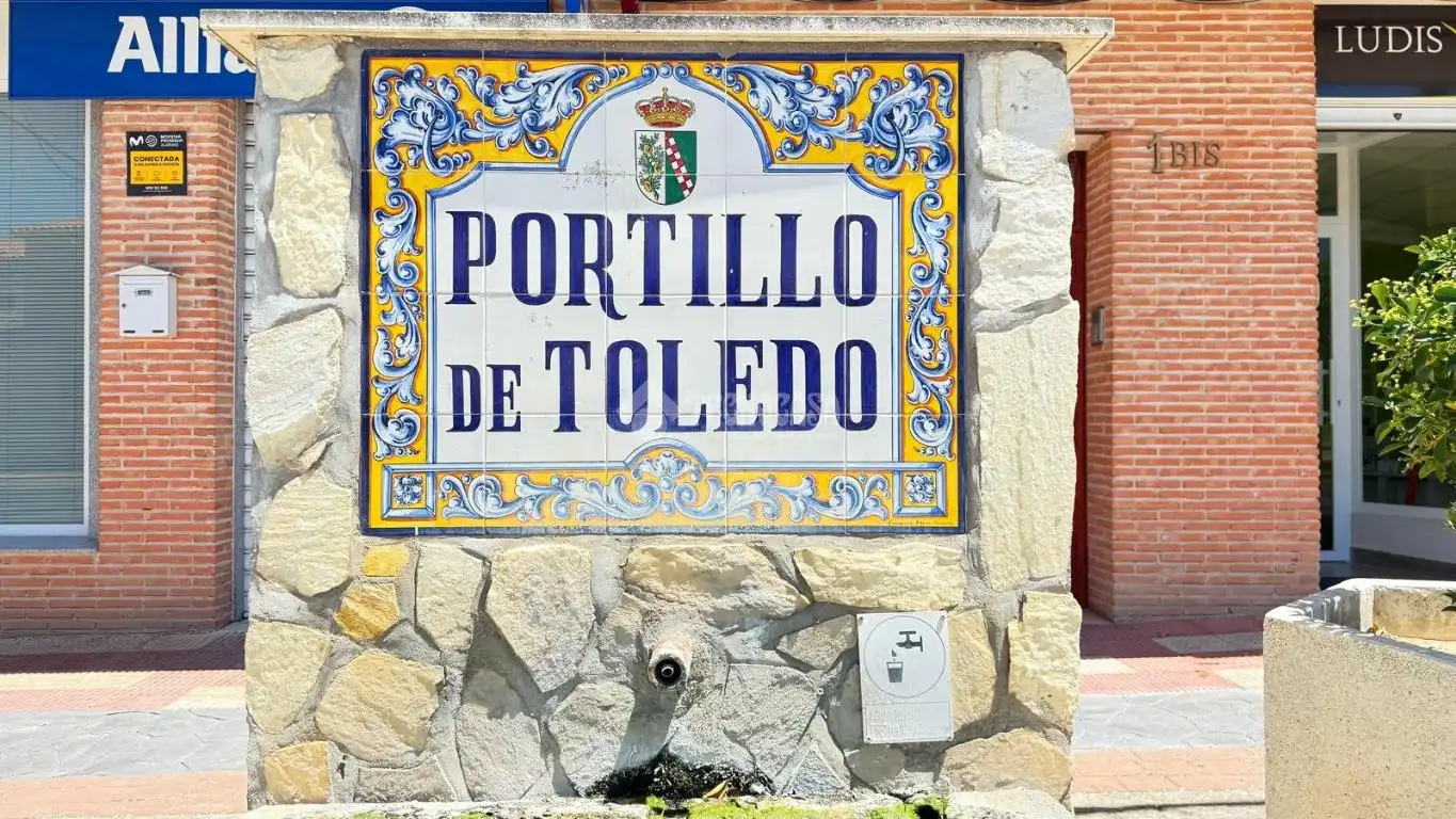Außenansicht von Einfamilien-Reihenhaus zum Verkauf in Portillo de Toledo
