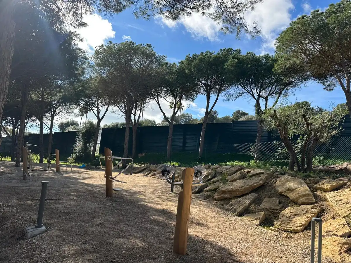 Vista exterior de Planta baixa en venda en Sotogrande amb Aire condicionat, Forn i Rentadora
