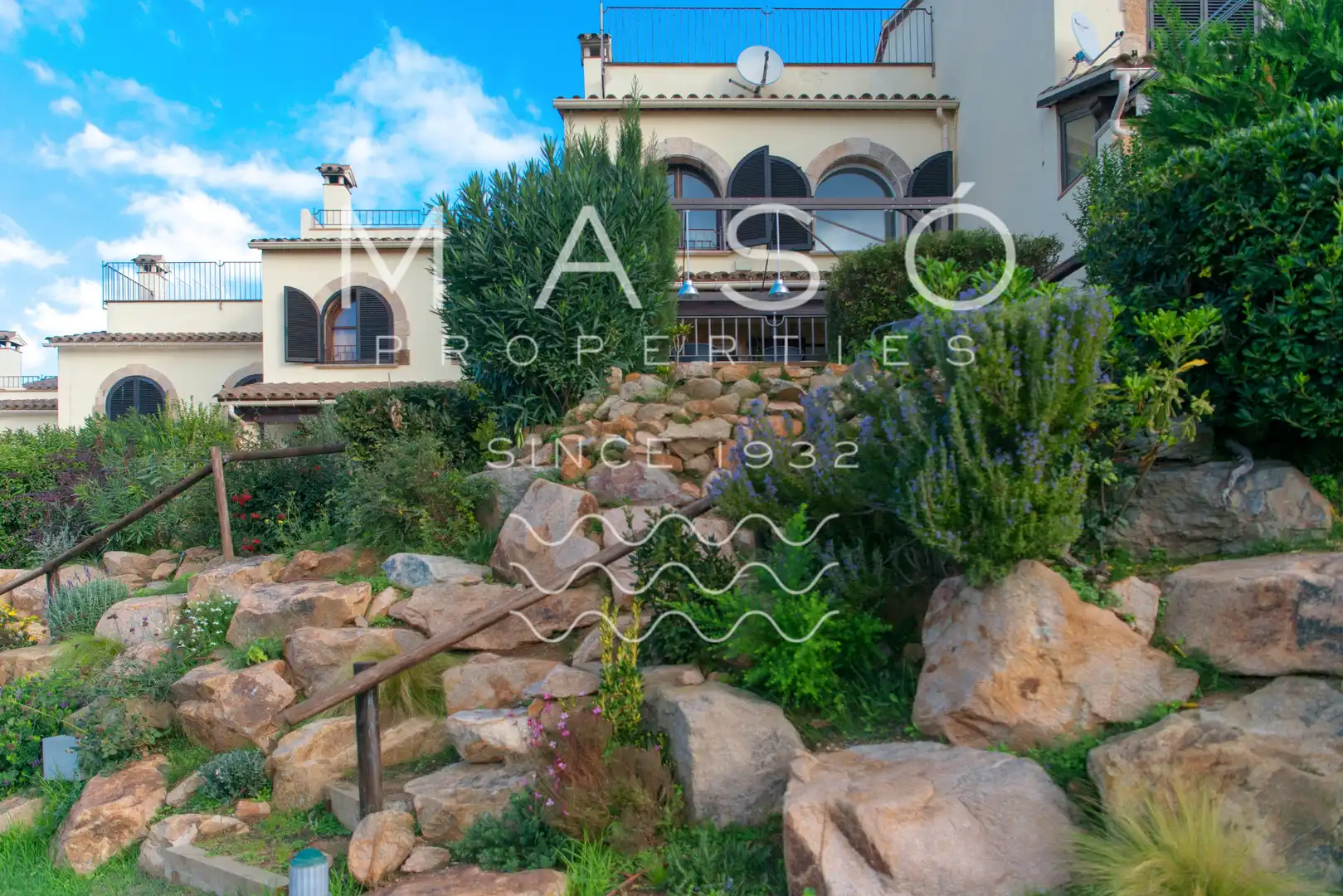 Vista exterior de Casa adosada en venda en Sant Feliu de Guíxols amb Calefacció, Jardí privat i Terrassa