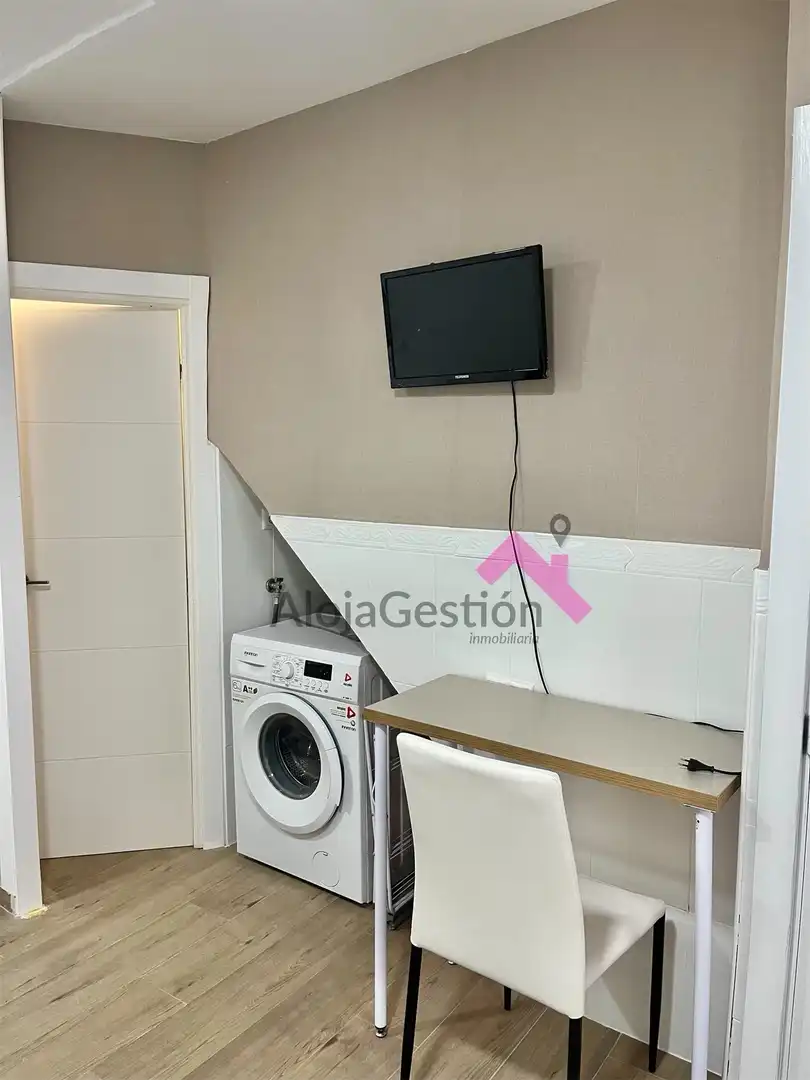 Study for rent in Calle de Podadores, Centro Ciudad