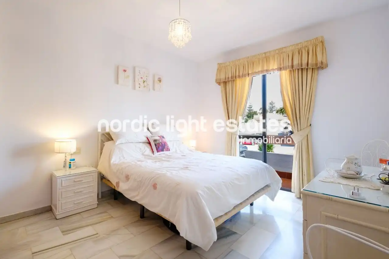 Außenansicht von Wohnung zum Verkauf in Nerja mit Terrasse, Schwimmbad und Möbliert