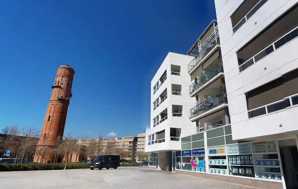 Vista exterior de Piso en venta en Barcelona con Terraza y Piscina comunitaria