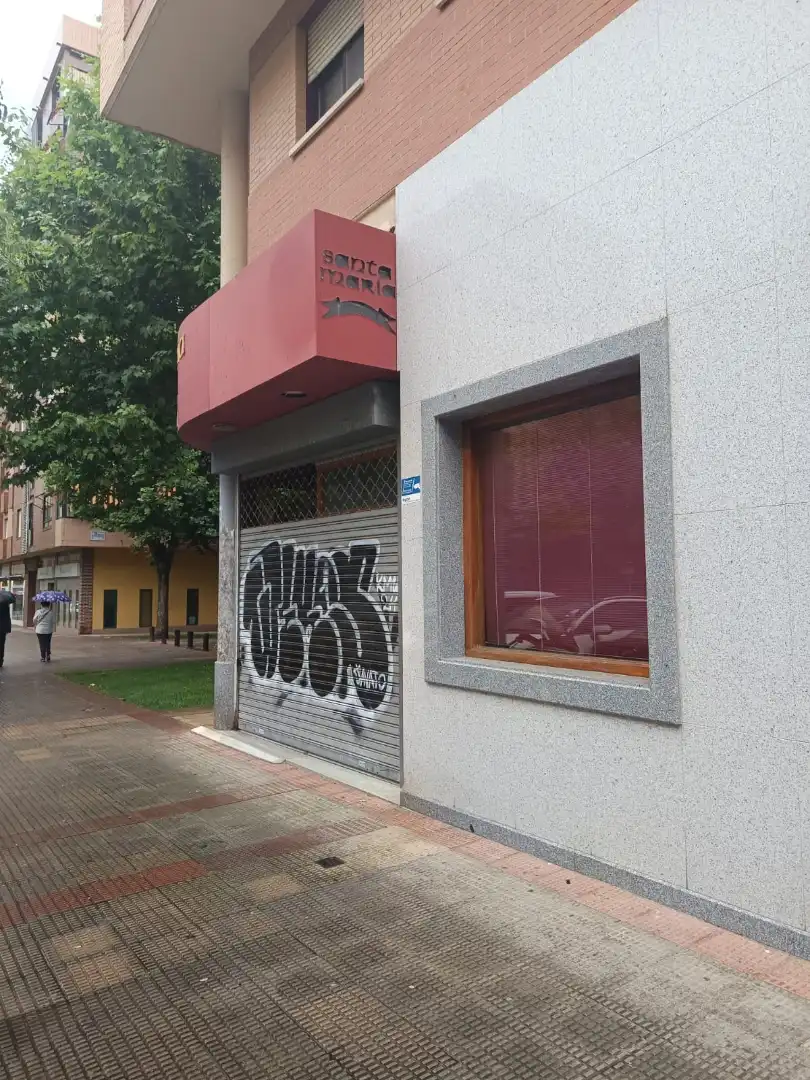 Vista exterior de Local en venta en  Logroño con Amueblado