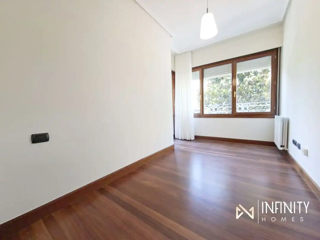 Schlafzimmer von Maisonette zur Miete in Bilbao  mit Heizung, Privatgarten und Terrasse