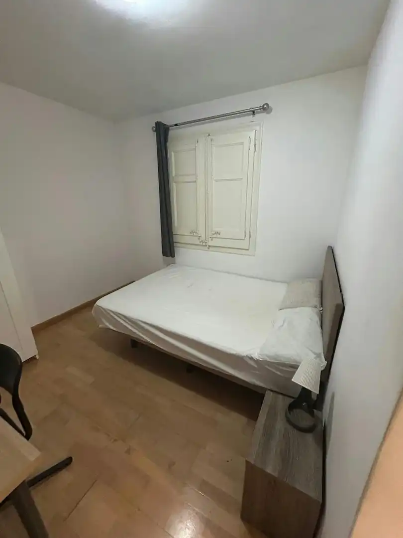 Bedroom of Flat for share in Barcelona  with Washing machine