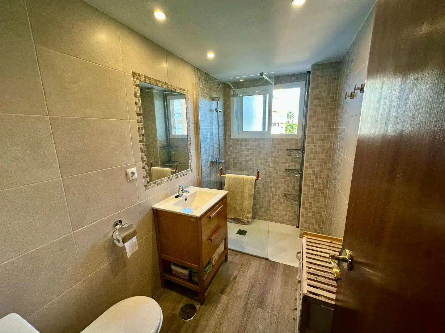 Baño de Piso en venta en Alicante / Alacant con Aire acondicionado, Terraza y Amueblado