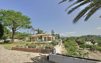 Vista exterior de Casa o xalet en venda en Estepona amb Aire condicionat, Terrassa i Piscina