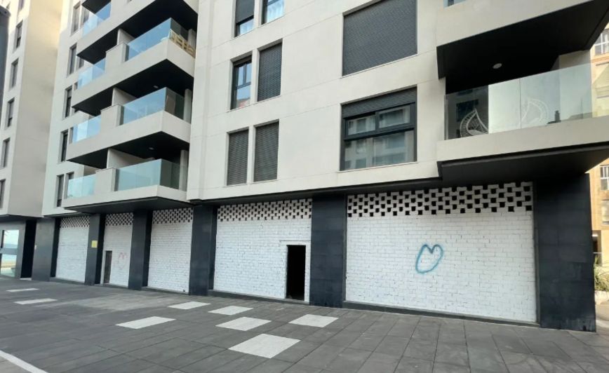 Vista exterior de Local en venta en  Almería Capital