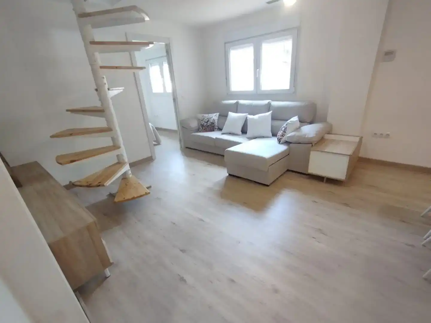 Sala d'estar de Pis en venda en Zaragoza amb Aire condicionat, Jardí privat i Parquet