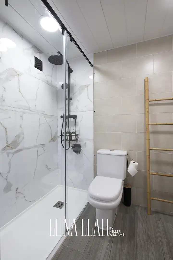 Badezimmer von Dachboden zum Verkauf in Cambrils mit Klimaanlage, Heizung und Privatgarten