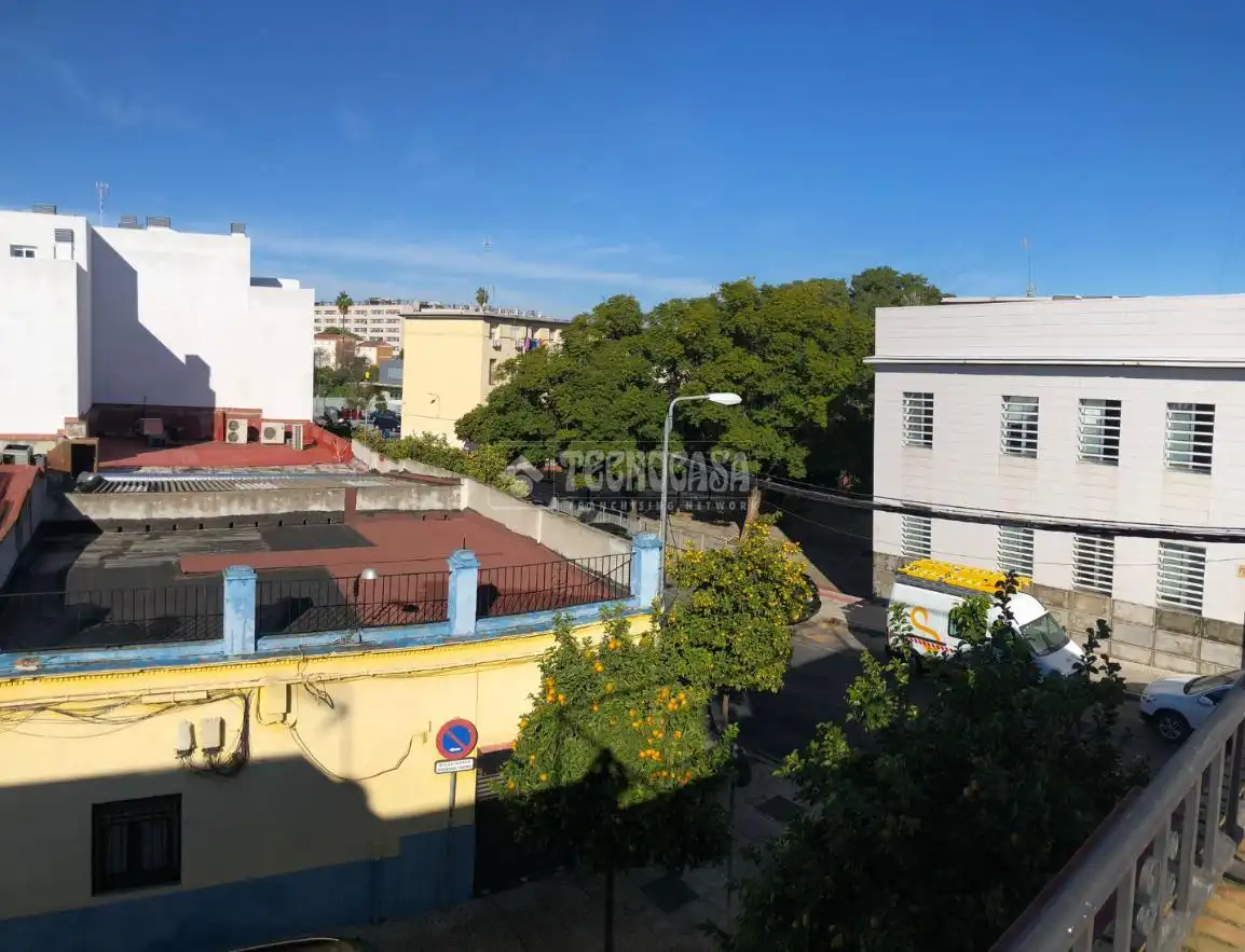 Vista exterior de Casa adosada en venta en Sevilla con Aire acondicionado y Balcón